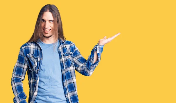 Junger Erwachsener Mann Mit Langen Haaren Trägt Lässiges Hemd Lächelt — Stockfoto