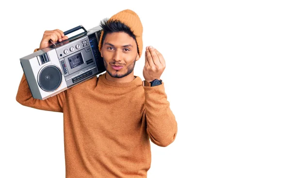 Snygg Latinamerikansk Ung Man Håller Boombox Lyssnar Musik Gör Italiensk — Stockfoto