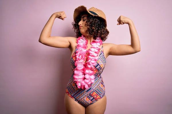 Junge Schöne Araberin Urlaub Badeanzug Und Hawaiianischen Lei Blumen Die — Stockfoto