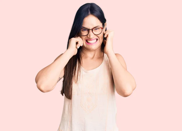 Joven Hermosa Mujer Caucásica Con Ropa Casual Gafas Que Cubren — Foto de Stock