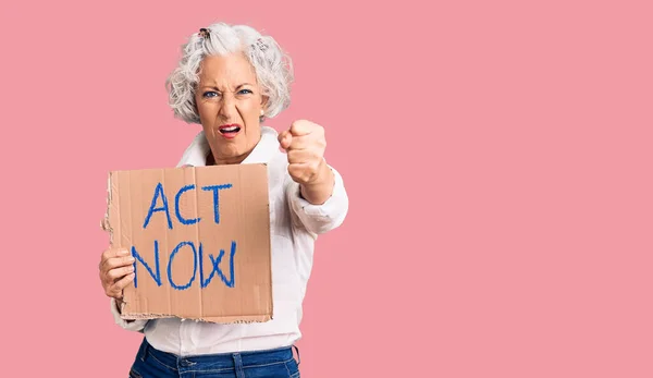 Senior Grey Haired Woman Holding Act Now Banner Annoyed Frustrated — Stock Photo, Image