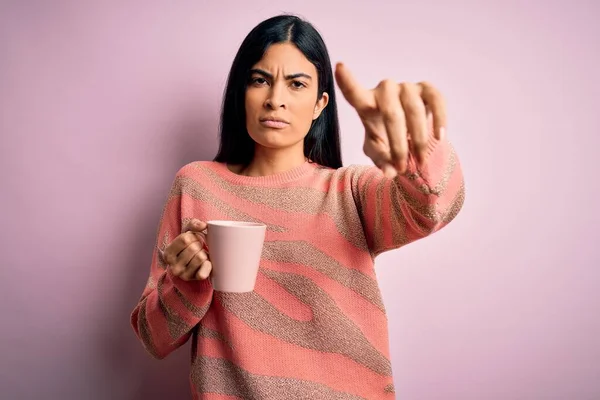 Jonge Mooie Spaanse Vrouw Drinken Van Een Kopje Hete Koffie — Stockfoto