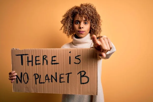 Afroamerikanische Aktivistin Fordert Umwelt Mit Banner Mit Planetenbotschaft Die Mit — Stockfoto