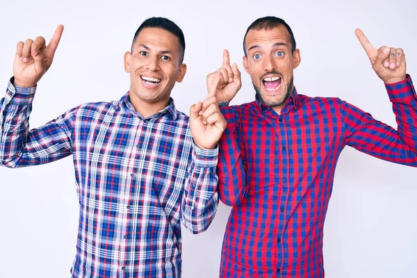 Joven Pareja Gay Dos Hombres Vistiendo Ropa Casual Sonriendo Sorprendidos — Foto de Stock