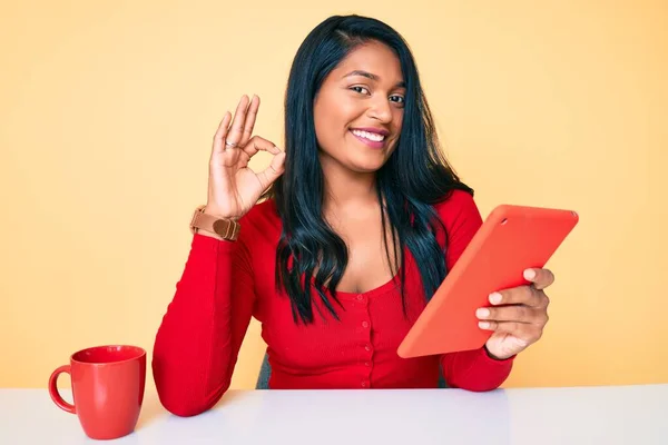 Mooie Latijnse Jonge Vrouw Met Lang Haar Met Behulp Van — Stockfoto