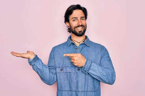 Joven Hombre Bohemio Hispano Guapo Usando Estilo Hippie Sobre Fondo —  Fotos de Stock