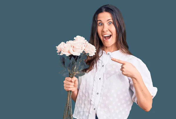 Ung Vacker Brunett Kvinna Som Håller Bukett Blommor Ler Glad — Stockfoto