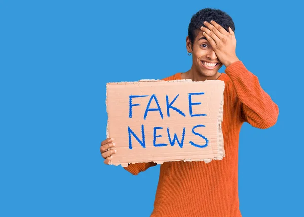 Giovane Africano Amercian Man Holding Fake News Banner Stressato Frustrato — Foto Stock