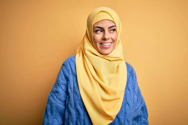 Young Beautiful Brunette Muslim Woman Wearing Arab Hijab Isolated Yellow — Stock Photo, Image