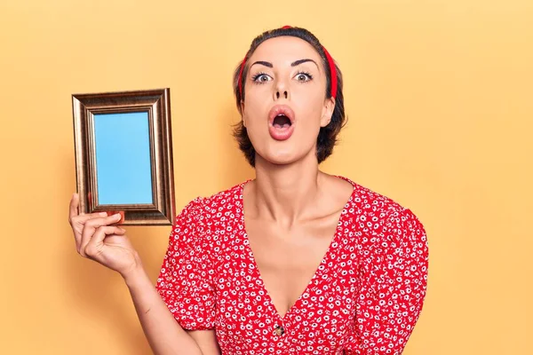 Junge Schöne Frau Mit Leerem Rahmen Verängstigt Und Erstaunt Mit — Stockfoto