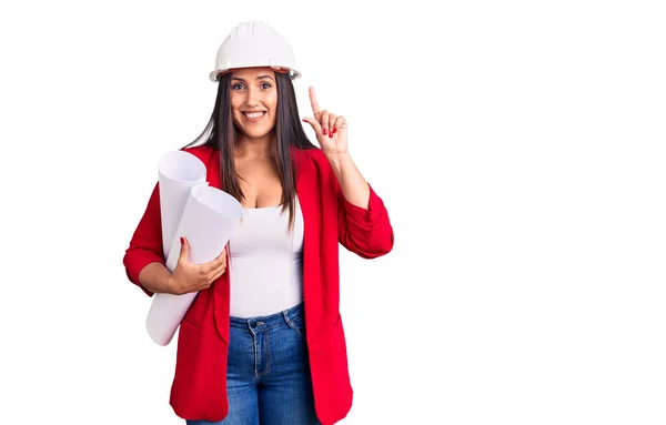 Giovane Bella Donna Bruna Indossa Hardhat Tenendo Architetto Cianografia Sorpreso — Foto Stock