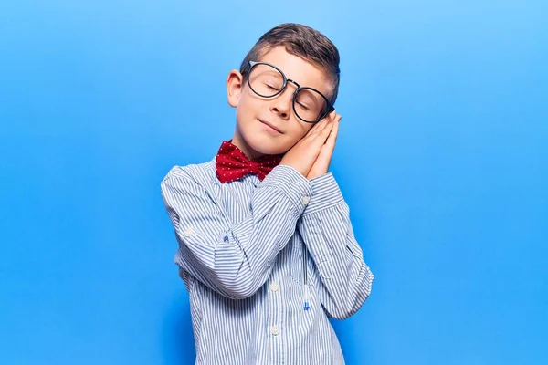 Ragazzo Biondo Carino Con Papillon Nerd Occhiali Che Dormono Stanchi — Foto Stock