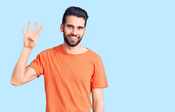 Joven Hombre Guapo Con Barba Con Camiseta Casual Mostrando Apuntando —  Fotos de Stock