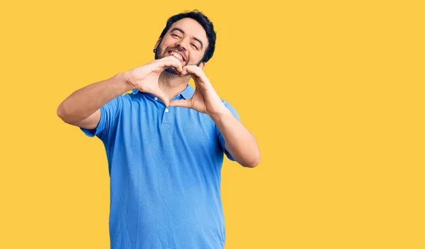Jonge Latijns Amerikaanse Man Draagt Casual Kleding Glimlachend Liefde Doen — Stockfoto