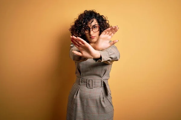 Hermosa Mujer Árabe Negocios Con Vestido Gafas Pie Sobre Fondo — Foto de Stock