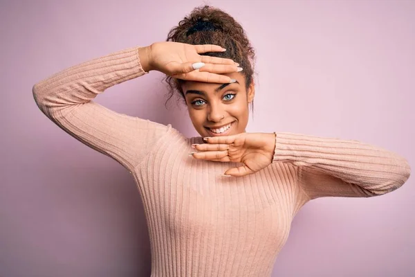 Young Beautiful African American Girl Wearing Casual Sweater Standing Pink — Stock Photo, Image