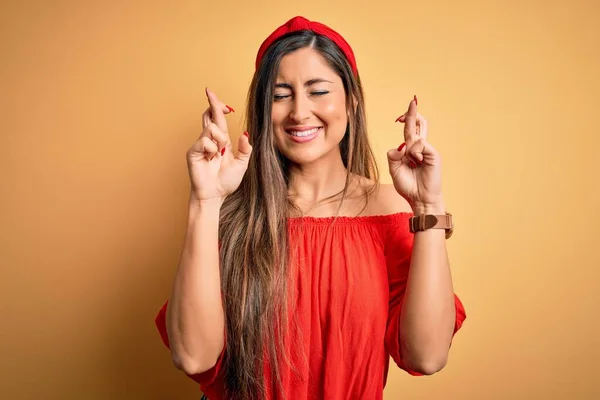 Joven Mujer Hermosa Estilo Verano Colorido Sobre Fondo Amarillo Aislado —  Fotos de Stock