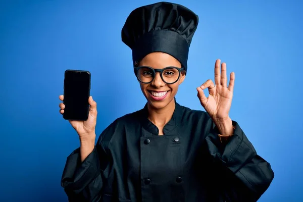 Afrikansk Amerikansk Bagare Kvinna Bär Spis Uniform Innehav Smartphone Visar — Stockfoto