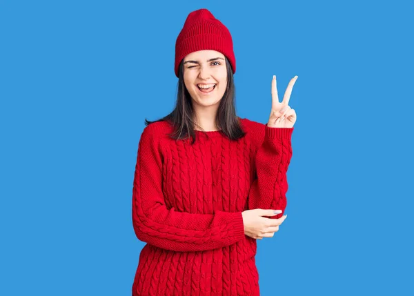 Ein Junges Schönes Mädchen Pullover Und Wollmütze Lächelt Mit Glücklichem — Stockfoto