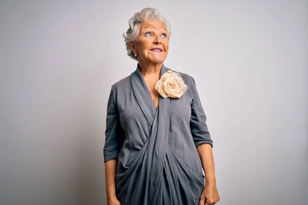 Senior Vacker Gråhårig Kvinna Bär Casual Klänning Stående Över Vit — Stockfoto