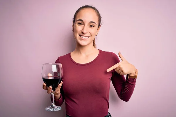 Genç Güzel Bir Kadın Kırmızı Şarap Içerken Izole Edilmiş Pembe — Stok fotoğraf
