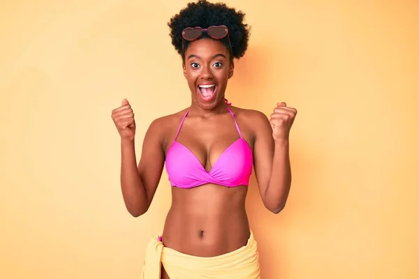 Mujer Afroamericana Joven Vistiendo Bikini Celebrando Sorprendida Sorprendida Por Éxito —  Fotos de Stock