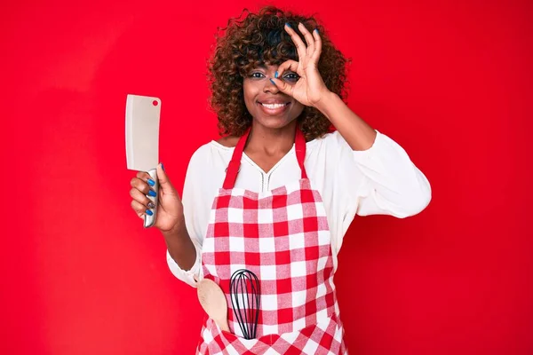 Jeune Femme Afro Américaine Portant Tablier Cuisinier Tenant Couteau Souriant — Photo