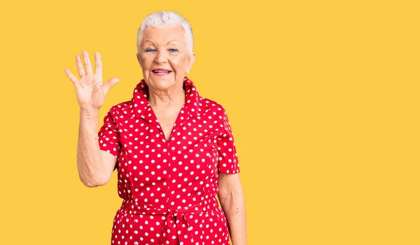 Senior Vacker Kvinna Med Blå Ögon Och Grått Hår Bär — Stockfoto
