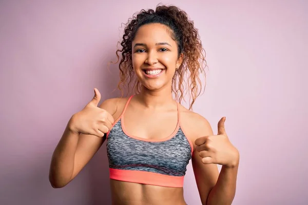 Hermosa Deportista Con Pelo Rizado Haciendo Deporte Usando Ropa Deportiva — Foto de Stock