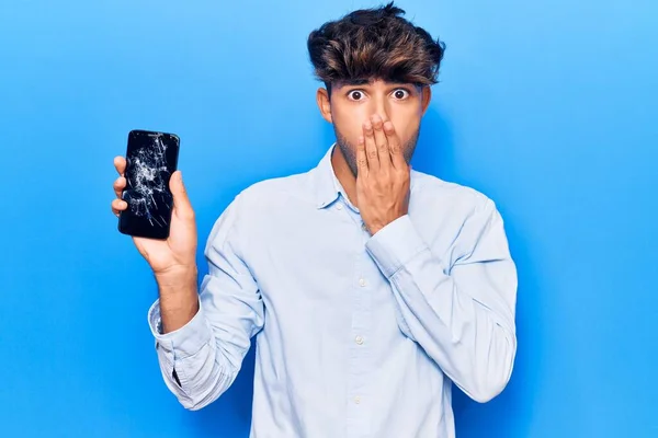 Jonge Spaanse Man Met Gebroken Smartphone Met Gebarsten Scherm Mond — Stockfoto