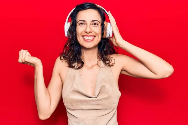 Νεαρή Όμορφη Ισπανίδα Γυναίκα Ακούγοντας Μουσική Χρησιμοποιώντας Ακουστικά Ουρλιάζοντας Περήφανη — Φωτογραφία Αρχείου