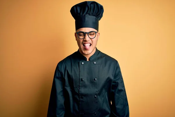 요리사 복장을 모자를 모자를 브라질인 요리사는 표정으로 웃는다 — 스톡 사진