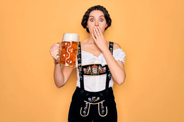 Gyönyörű Német Kék Szemekkel Visel Hagyományos Oktoberfest Ruha Ivás Üveg — Stock Fotó