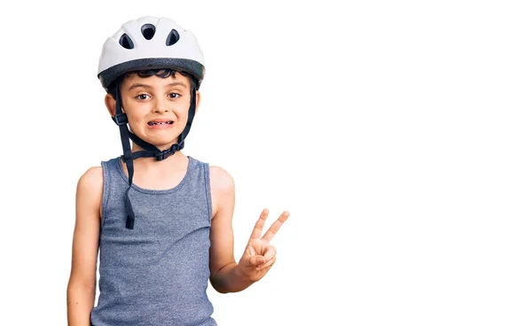 Bisiklet Kaskı Takan Gülümseyen Kameraya Göz Kırpan Zafer Işareti Yapan — Stok fotoğraf