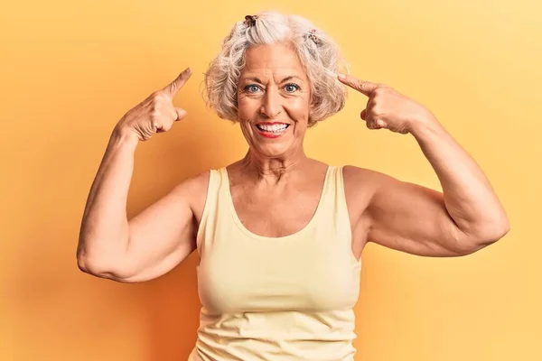 Senior Mujer Pelo Gris Con Ropa Casual Sonriendo Apuntando Cabeza —  Fotos de Stock