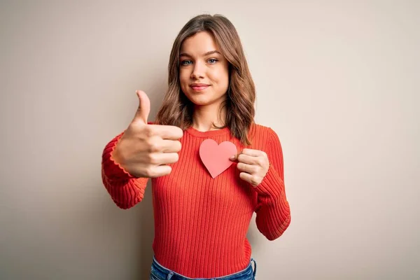 Joven Rubia Romántica Chica Sosteniendo Rojo Corazón Papel Forma Sobre —  Fotos de Stock