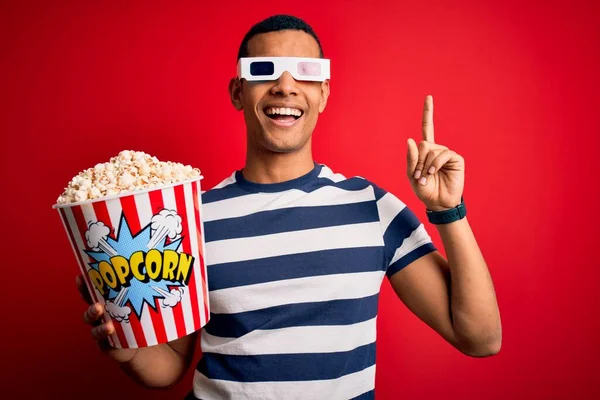 Joven Guapo Afroamericano Hombre Viendo Película Usando Gafas Comiendo Palomitas —  Fotos de Stock