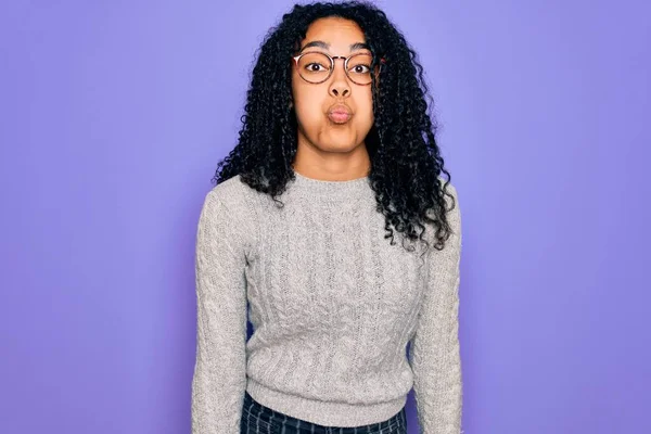 Wanita Muda African Amerika Mengenakan Sweater Kasual Dan Kacamata Atas — Stok Foto