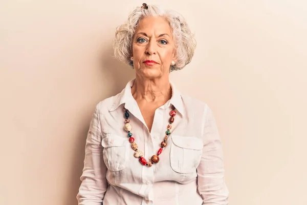 Starší Šedovlasá Žena Neformálním Oblečení Vážným Výrazem Tváři Jednoduchý Přirozený — Stock fotografie