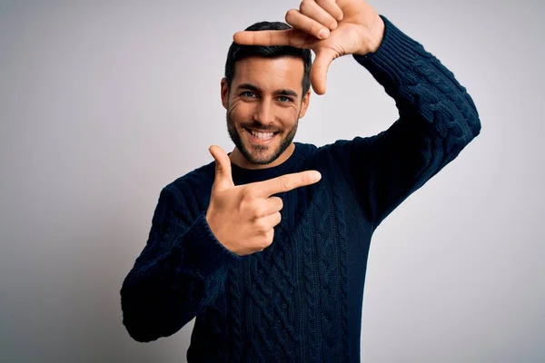 Homem Bonito Jovem Com Barba Vestindo Camisola Casual Sobre Fundo — Fotografia de Stock