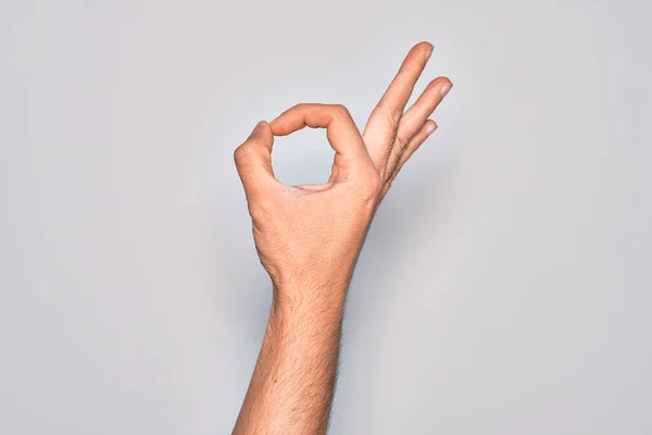 Mano Hombre Joven Caucásico Mostrando Los Dedos Sobre Fondo Blanco —  Fotos de Stock