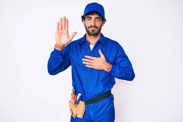 Bonito Jovem Com Cabelo Encaracolado Urso Weaing Handyman Uniforme Jurando — Fotografia de Stock