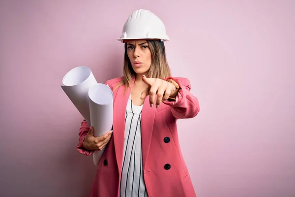 Junge Schöne Brünette Architektin Mit Schutzhelm Die Mit Dem Finger — Stockfoto