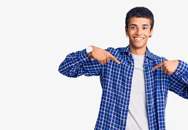 若いアフリカ系アメリカ人の男性が笑顔で自信を持ってカジュアルな服を着て 誇りに思って幸せな指で自分自身を指して — ストック写真