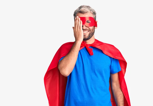 Jonge Blonde Man Draagt Super Held Custome Bedekken Een Oog — Stockfoto