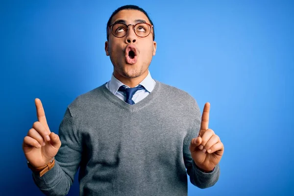 Joven Empresario Brasileño Con Corbata Pie Sobre Fondo Azul Aislado — Foto de Stock