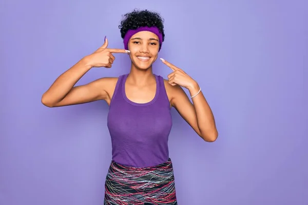 Mulher Afro Americana Africana Bonita Vestindo Sportswear Casual Sobre Fundo — Fotografia de Stock