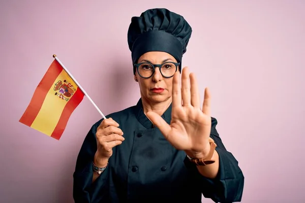 Chef Patriotique Moyen Âge Femme Portant Uniforme Cuisinière Chapeau Tenant — Photo
