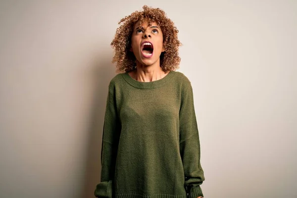 Mulher Americana Africana Bonita Com Cabelo Encaracolado Vestindo Camisola Casual — Fotografia de Stock