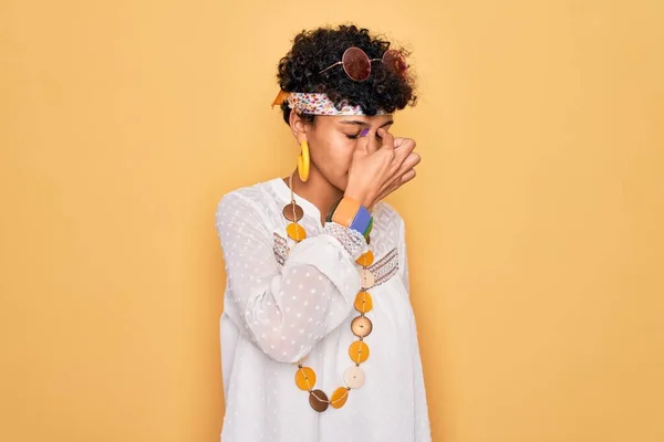 サングラスやアクセサリーを身に着けている若い美しいアフリカ系アメリカ人のアフロヒッピー女性は 鼻や目をこすり疲れや頭痛を感じて疲れ ストレスとフラストレーションの概念 — ストック写真